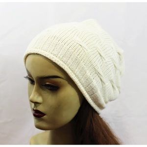 Women’s Winter White Beanie hat, NWT